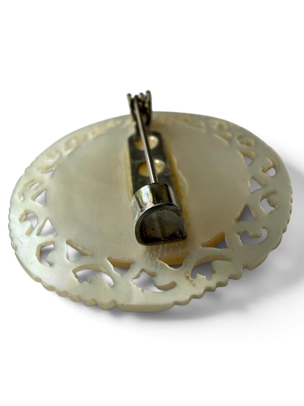 Vintage 1940s–1950s Mother Of Pearl Brooch,  Mid‑Century C‑Clasp - Picture 10 of 12